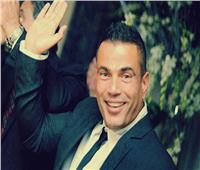شاهد| عمرو دياب يُغني «يوم تلات» في إحدى حفلات الزفاف