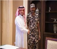 وزير الداخلية السعودي يستقبل عسكري رفض مبلغ مالي خلال الحج