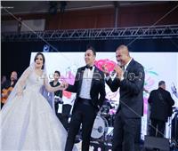 صور| «يوم تلات» عمرو دياب تُشعل إحدى حفلات الزفاف