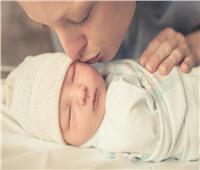 شاهد| طبيب يوضح طرق العناية بالأطفال حديثي الولادة