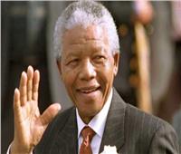 نيلسون مانديلا.. من غياهب السجن إلى صناعة التاريخ
