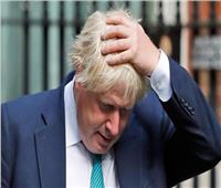 فيديو| رجل يوبخ رئيس وزراء بريطانيا أمام الصحفيين.. و«جونسون» يعلق