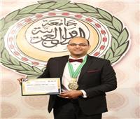 جامعة الدول العربية تكرم الدكتور عبد الله الباطش بوسام الشاب النموذج