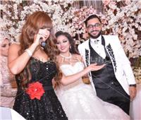 صور| عصام كاريكا ونجوان يحييان زفاف ابنة حنان نصر