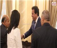 فيديو| لحظة وصول وزير التعليم العالي جامعة  عين شمس لاستقبال الطلاب