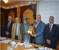 جامعة الأزهر تكرّم الشيخ صالح كامل لجهوده في دعم مركز الاقتصاد الإسلامي 