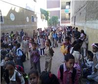 صور| حضر التلاميذ وغاب المعلمون.. قصة مدرسة النصر التي أغضبت قنا