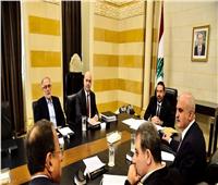 لبنان: الحكومة تبحث فرض رسوم على البنزين وزيادة القيمة المضافة وتجميد زيادات المرتبات