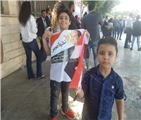 صور| «أطفال» يرفعون رايات تأييد الرئيس أمام «النصب التذكاري»