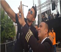 محمد نور ومحمود الليثي يلتقطون صورا تذكارية في مليونية دعم الرئيس