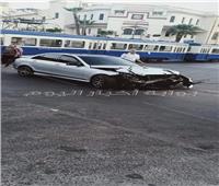 بالصور| «ترام الرمل» يصدم سيارة كسرت إشارة المرور