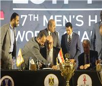 وزير الرياضة يشهد توقيع وثيقة استضافة مصر لمونديال العالم لكرة اليد ٢٠٢١