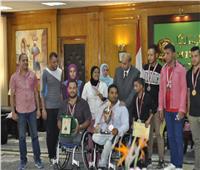 رئيس جامعة المنيا يُكرم أبطال متحدي الإعاقة من الطلاب