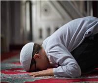 هل يجوز للنساء الصلاة خلف إمام عمره 12 سنة؟.. «البحوث الإسلامية» يجيب