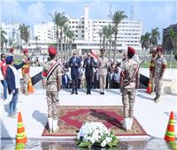 محافظ بورسعيد يضع إكليلاً من الزهور على النصب التذكاري للشهداء