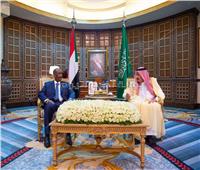 خادم الحرمين والرئيس السوداني يبحثان تعزيز وتطوير التعاون الثنائي في مختلف المجالات