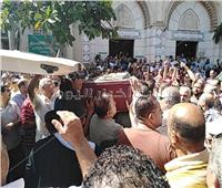 بالصور| وصول جثمان الفنان طلعت زكريا لمسجد العمري بالإسكندرية