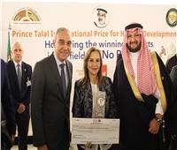 نوال مصطفى تتسلم جائزة «الأمير طلال الدولية» من ملكة إسبانيا 