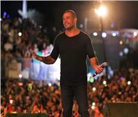فيديو| هكذا احتفل جمهور عمرو دياب بعيد ميلاده.. ورد فعل الهضبة
