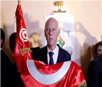 انتخابات تونس| شاهد.. ماذا فعل قيس سعيد بالعلم التونسي؟