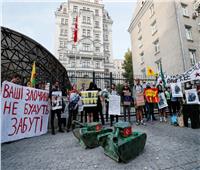 احتجاجات أمام السفارة التركية بأوكرانيا تنديدًا بالعدوان على سوريا