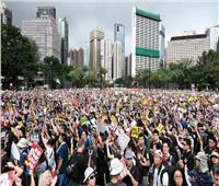الآلاف يخرجون في مسيرة غير قانونية بهونج كونج وإغلاق محطات مترو