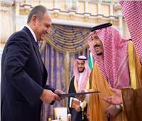 خادم الحرمين يتسلم أوراق اعتماد السفير المصري لدى السعودية 