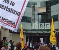 تظاهرات أمام مقر «B B C» في لندن رفضًا لسياسات القناة