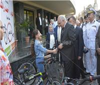 صور| محافظ الجيزة: يوزع 42 دراجة هوائية وهدايا تذكارية على أبناء الشهداء