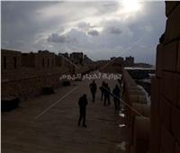 صور| آثار الإسكندرية تؤكد إزالة مياه الأمطار من «سراديب» قلعة قايتباي 