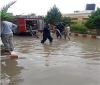 كفر الشيخ تواصل عمليات رفع المياه المتراكمة داخل المدارس