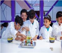 الأطفال يستكشفون العلم المرِح في «الشارقة للكتاب»