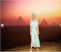 كاتي بيري: الحضارة الفرعونية تمس الروح وتسلقت الأهرامات مثل الريشة