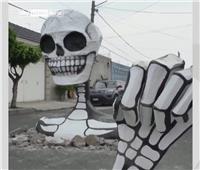فيديو| جماجم عملاقة تتجول في الشوارع.. تعرف على احتفالات «يوم الموتى»