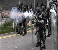 الشرطة تطلق الغاز المسيل للدموع على محتجين في هونج كونج