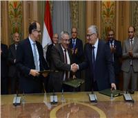 «العصار» يشهد توقيع عقد اتفاق لتأسيس شركة مساهمة لإنتاج عدادات الغاز
