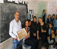 صور| أقباط يوزعون حلوى المولد على طلاب ومعلمي مدرسة بنجع حمادي