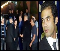 صور| لحظة وصول تامر حسني لعزاء هيثم أحمد زكي