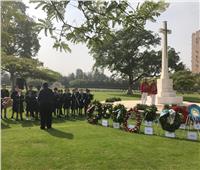  صور| ‏نائب السفير البريطاني يضع إكليل من الورد بمقابر الكومنولث بهليوبوليس
