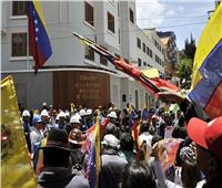 محتجون ملثمون يستولون على سفارة فنزويلا في بوليفيا