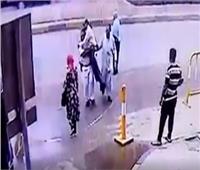 فيديو| لفتة انسانية.. ضابط شرطة يحمل «معاق» لعبور الطريق