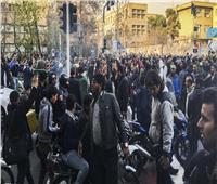 الشرطة الإيرانية تطلق الغاز المسيل للدموع لتفريق المحتجين في زنجان