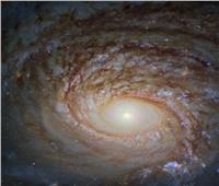 هابل يلتقط صورة نادرة لشكل مجرة على بعد 130 مليون سنة ضوئية