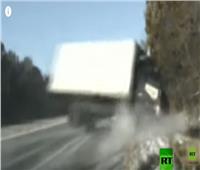 فيديو|معجزة على الجليد.. شاحنة تنزلق وتكاد تسحق عناصر شرطة وسيدة