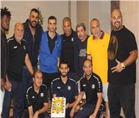 جماهير الدراويش تحتفل مع اللاعبين بالفوز على الجزيرة الإماراتي 