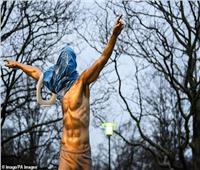صور| تشويه تمثال إبراهيموفيتش في السويد 