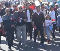 وزير الرياضة يقود مسيرة للمشي على هامش بطولة أولمبياد الغردقة