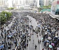 شرطة هونج كونج تحث المحتجين على السلمية قبل مسيرة ضخمة