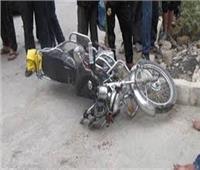 إصابة «توأم» في انقلاب دراجة بخارية بقنا