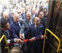 صور| وزير التنمية المحلية ومحافظ القاهرة يدشنان ٢٠ أتوبيسًا جديدًا يعملون بالغاز الطبيعي